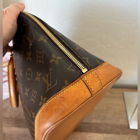 Louis Vuitton Monogram Alma - Picture 8 of 17